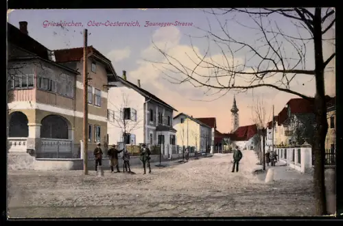 AK Grieskirchen, Zaunegger-Strasse mit Passanten