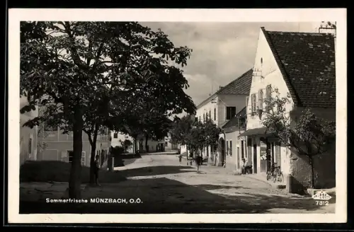 AK Münzbach /O.-Ö., Strassenpartie mit Geschäft von Franz L.
