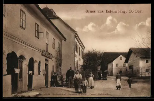 AK Esternberg, Strassenpartie mit Einwohnern