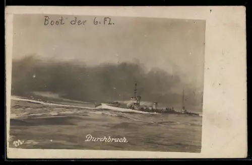 Foto-AK Torpedoboot der 6. Flottille beim Durchbruchsmanöver