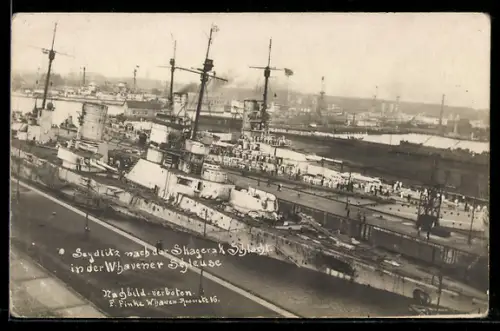 Foto-AK Wilhelmshaven, Grosser Kreuzer S.M.S. Seydlitz mit Kampfschäden nach der Skagerrakschlacht 1916 in der Schleuse