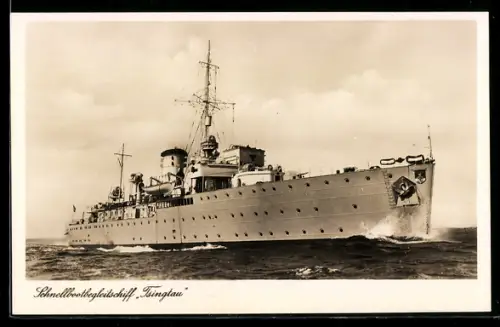 AK Schnellbootbegleitschiff Tsingtau der Kriegsmarine hohe Fahrt laufend