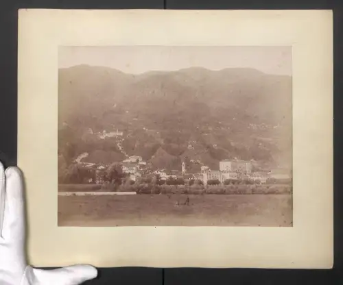 Fotografie Ansicht Locarno, Felder am Stadtrand mit Blick zum Great Crown Hotel, Grossformat 35 x 28cm