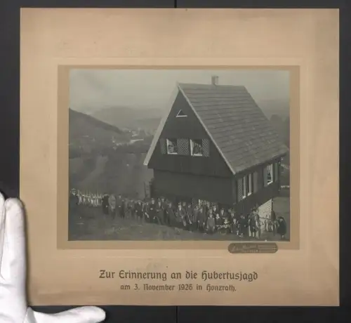 Fotografie Anton Burbach, Dillingen, Ansicht Honzrath, Hubertusjagd 1926, Jagdgesellschaft mit erlegten Hasen, 32 x 29cm