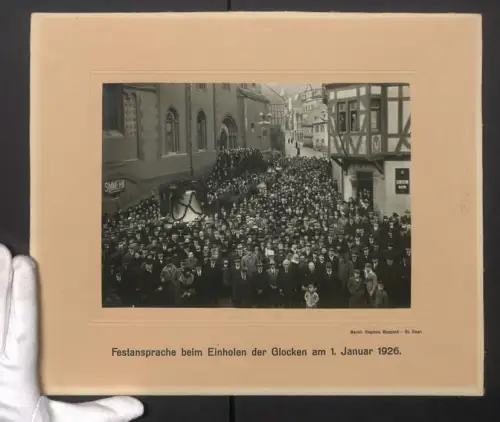Fotografie Bernh. Stephan, St. Goar, Ansicht St. Goar, Einholen der Glocken am 1. Januar 1926, Festansprache, 35 x 29cm