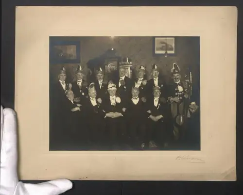 Fotografie Schlaraffia, Mitglieder einer Karnevalsgesellschaft beim Gruppenbild mit Hüten und Abzeichen, 32 x 25cm