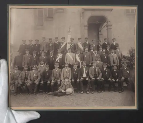 Fotografie Ansicht Flomersheim, 25-jähriges Stiftungsfest des Militärvereins 1910, Gruppenbild, Grossformat 31 x 25cm