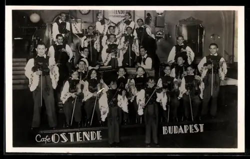 AK Budapest, Gruppenbild Musiker im Cafe Ostende