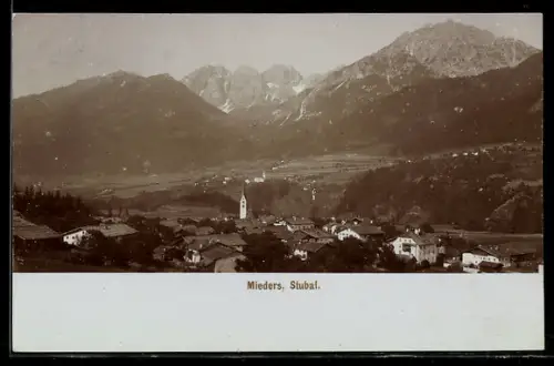 Foto-AK Fritz Gratl: Mieders /Stubai, Ortsansicht mit Kirche und Bergen