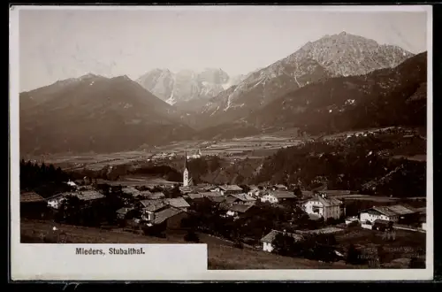 Foto-AK Fritz Gratl: Mieders /Stubaital, Blick in den Ort gegen die Berge