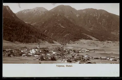 Foto-AK Fritz Gratl: Fulpmes /Stubai, Blick zur Kirche mit Bergen im Hintergrund