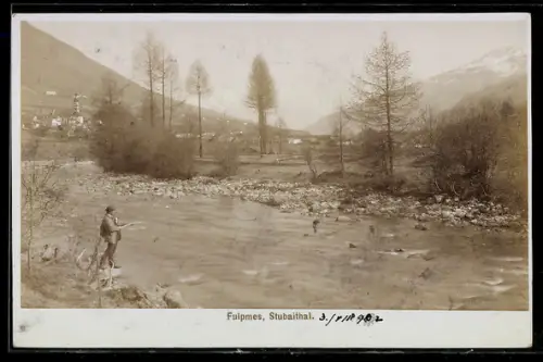 Foto-AK Fritz Gratl: Fulpmes /Stubaithal, Fischer am Flussufer
