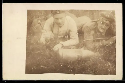 Foto-AK Soldaten mit französischem 15cm Blindgänger