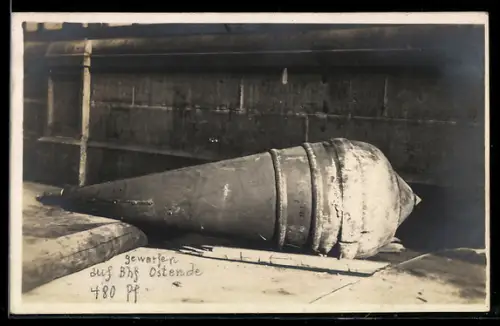 Foto-AK Fliegerbombe geworfen auf den Bahnhof von Ostende, Blindgänger