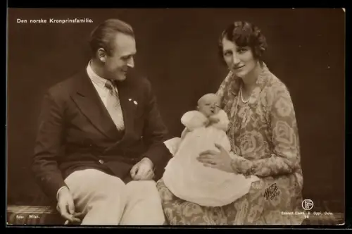 Foto-AK Das norwegische Kronprinzenpaar mit ihrem Kind 1930