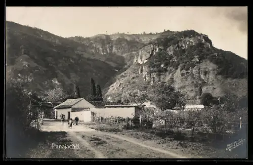 AK Panajachel, Dorfstrasse mit Häusern und Bergen