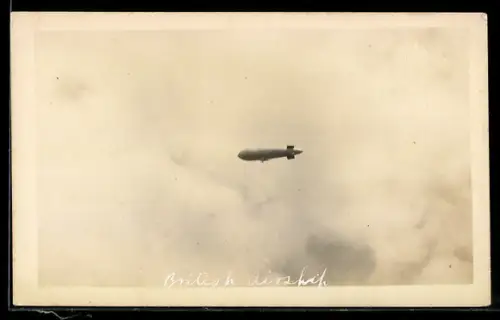 Foto-AK Britischer Zeppelin im Fluge