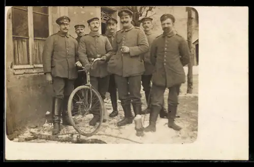 AK Soldaten des Heeres in Feldgrau-Uniform mit Fahrrad