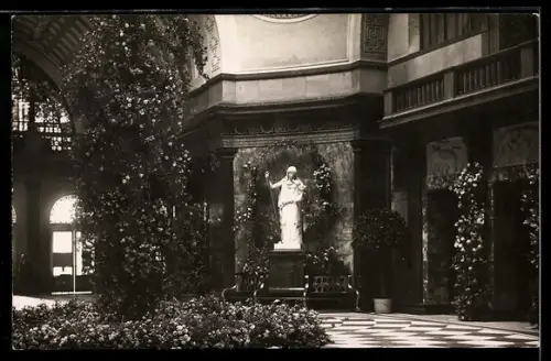 AK Wiesbaden, Kurhaus, Blumenausstellung Fest der Rosen, Statue, Blumen