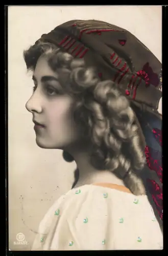 Foto-AK RPH Nr. 1212/5: Junge Dame mit Locken und Kappe