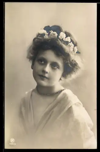 Foto-AK RPH NR: 1931 /3, Mädchen mit Blumenkranz im Haar