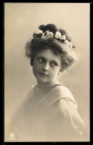 Foto-AK RPH Nr. 1931/1: Kleines Mädchen mit Blütenkranz im Haar