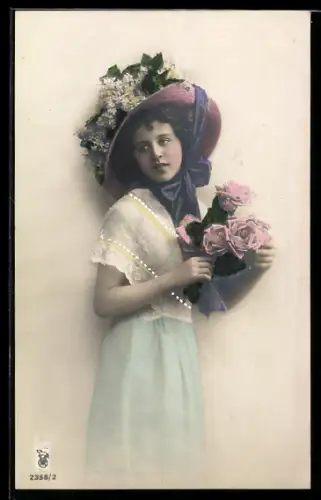 Foto-AK RPH Nr. 2358/2: Mädchen mit Fliederhut und Korb mit Rosen