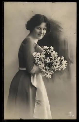 Foto-AK RPH Nr. 3182/4: Junges Mädchen mit Schürze u. Blumenstrauss