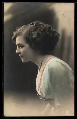 Foto-AK RPH Nr. 3300/1: Junge Dame mit Perlenkette