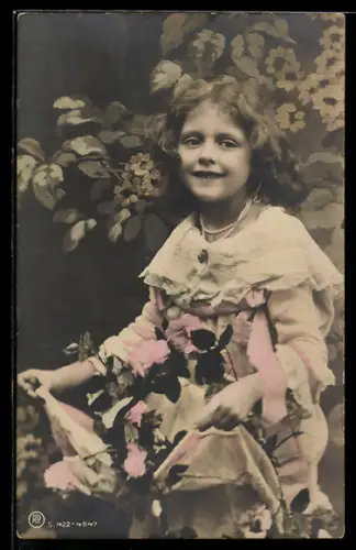 Foto-AK RPH Nr. 422-4947: Kleines Mädchen mit Blumen in der Schürze