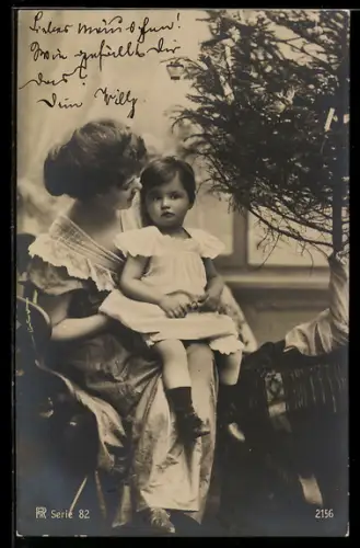 Foto-AK RPH Nr. 82-2156: Junge Dame mit Kleinkind auf dem Schuss