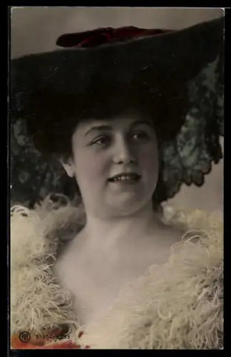 Foto-AK RPH Nr. 352-4553: Lächelnde junge Dame mit Hut und Boa