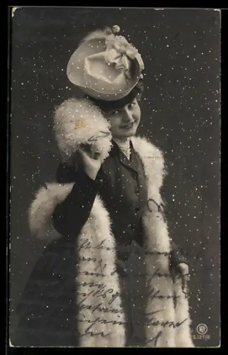 Foto-AK RPH Nr. 1271/6: Junge Dame mit Hut und Federboa