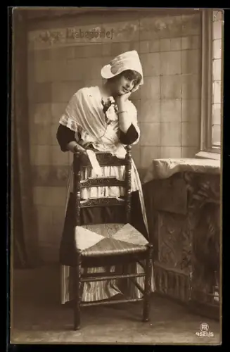 Foto-AK RPH Nr. 4521/5: Liebesbrief, Holländerin in Tracht mit Brief