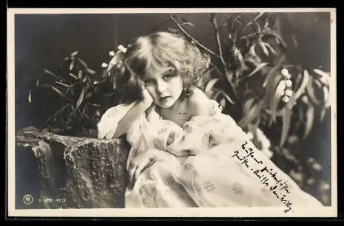 Foto-AK RPH Nr. 278-4103: Kind an einer Mauer vor Pflanze mit weissen Beeren