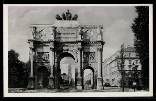 AK München, Strassenpartie mit Siegestor