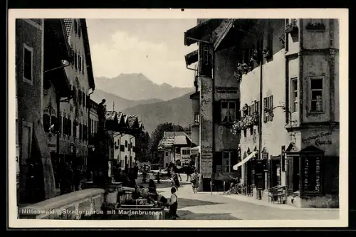 AK Mittenwald, Strassenpartie mit Marienbrunnen und Geschäften