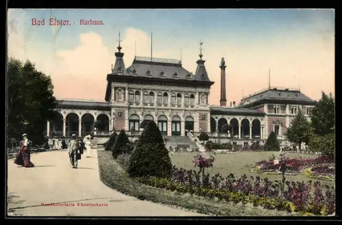 AK Bad Elster, Urlauber flanieren vor dem Kurhaus
