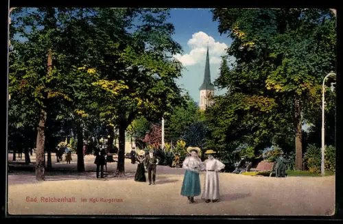 AK Bad Reichenhall, Spaziergänger im Kgl. Kurgarten