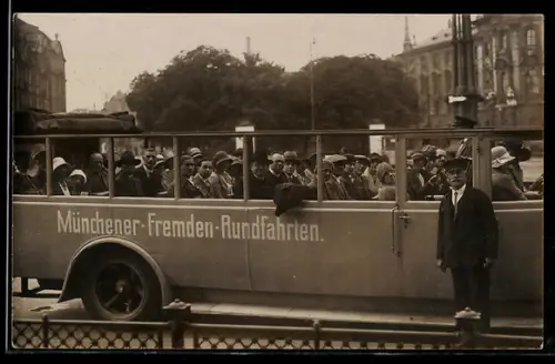 AK München, Münchner Fremdenrundfahrt, Bus mit Touristen