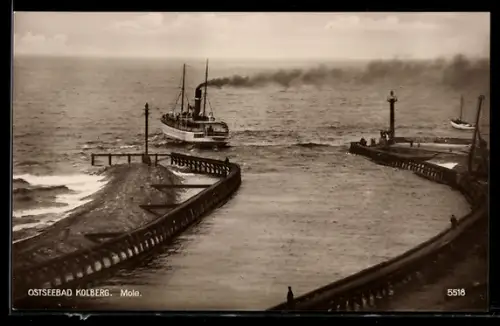 AK Ostseebad Kolberg, Mole mit Dampfer