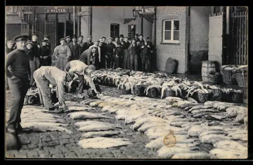 AK Ostende, Le marche aux poissons, Fischmarkt, auf der Erde ausgebreitete Fische