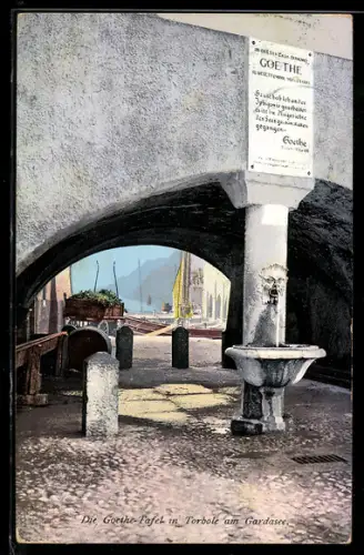 AK Torbole / Gardasee, Die Goethe Tafel mit Brunnen und Blick auf den Gardasee