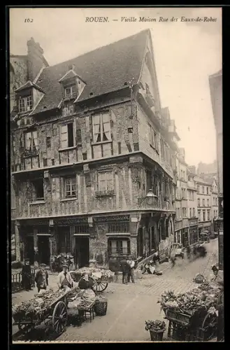 AK Rouen, Vieille Maison, Rue des Eaux-de-Robec, les vendeurs de légumes avec leurs charrettes