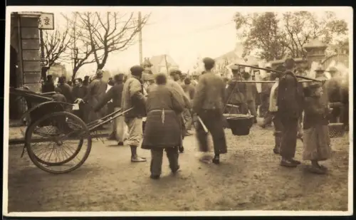 Fotografie unbekannter Fotograf, Ansicht Hankou - Hankow / China, Partie am Marktplatz mit Rikscha & Träger mit Joch 193