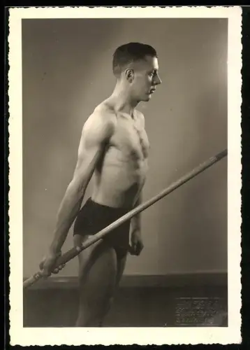 Fotografie Alb. Köhler, Ludwigslust, Knabe mit Speer in Anlauf-Position