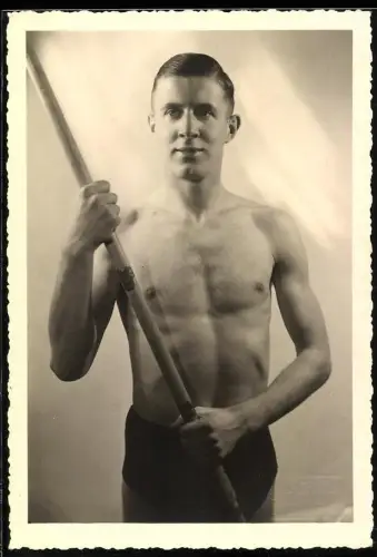 Fotografie Alb. Köhler, Ludwigslust, Knabe mit Speer posiert als Olympionike