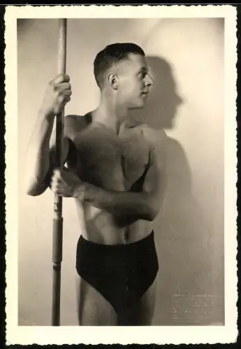 Fotografie Alb. Köhler, Ludwigslust, Knabe mit Speer in Kurzer Hose posierend