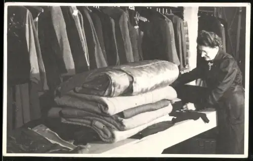 Fotografie Vitanova, Berlin-Halensee, Schneiderin Frau Robbe in der Expedition bei der Arbeit
