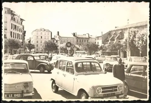 Fotografie unbekannter Fotograf, Ansicht Bayonne, Auto Renault 4, PKW mit Faltdach auf einem Parkplatz 1969